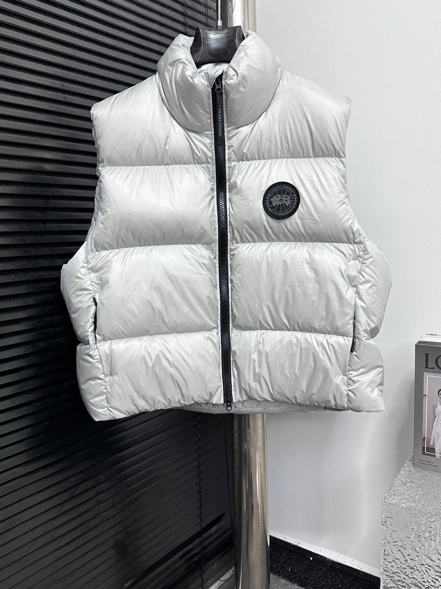 P560 [Canada Goose] Big Goose🦢Puff Down Vest has always been recognized as the warmest down jacket. Various Instagram celebrities, Internet celebrities, and celebrities often wear it for street photos. I make Canada Goose every year, but I still can't get rid of my love for it. No matter how cold the days are, there is no need to be afraid, because there is! Filled with 90% white duck down, it is the legendary warmest down jacket and is known as a must-have for Arctic outdoor sports! The most popular down jacket in the world, celebrities are rushing to buy it, it is a must-have! Size: XS-XL